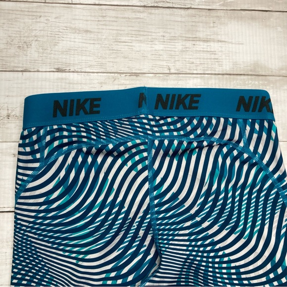 Nike Abstract Print Capri Legging Size Medium - Picture 7 of 8